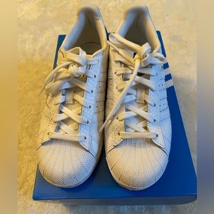 Adidas superstar youth size 5 (women size 7)